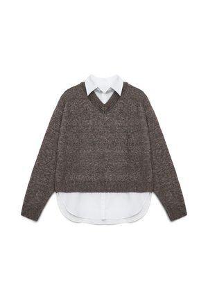 Pull en tricot marron avec un col en V, portant une chemise blanche en dessous. Le design comprend une longueur cropped et un tissu texturé.
