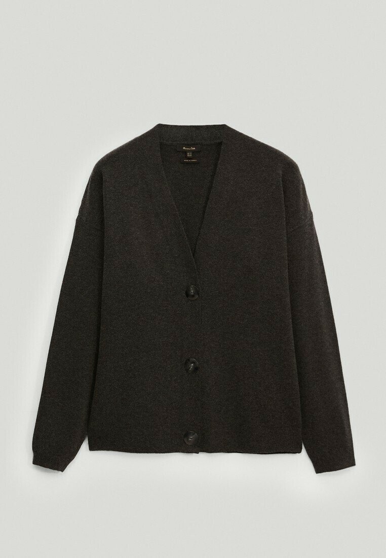 Cardigan gris foncé à manches longues avec col en V et trois boutons devant, présenté sur un fond gris clair.
