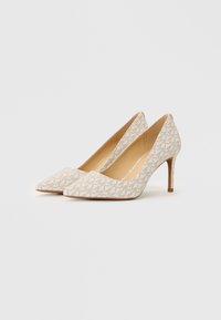 Chaussures à talons aiguilles beiges à motifs avec des bouts pointus, des talons fins et un intérieur lisse, positionnées côte à côte sur un fond uni.