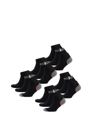 Diez pares de calcetines negros hasta el tobillo con talones y puntas grises, algunos con rayas blancas en los puños y pequeños detalles naranjas.