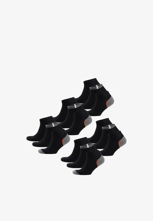 Diez pares de calcetines negros hasta el tobillo con talones y puntas grises, algunos con rayas blancas en los puños y pequeños detalles naranjas.