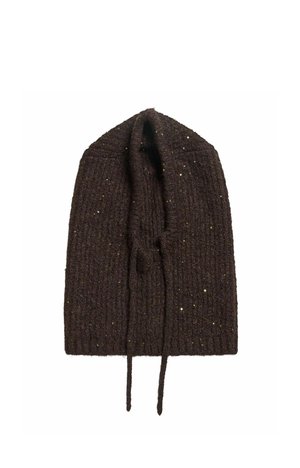 Écharpe à capuche tricotée de couleur brun foncé avec cordons et petits détails de sequins dorés sur l’ensemble du tissu sur fond blanc.
