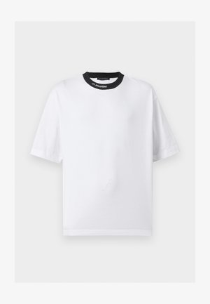 Weißes T-Shirt mit kurzen Ärmeln und schwarzem Rundhalsausschnitt mit weißem "LES BENJAMINS" Schriftzug vorne am Kragen.