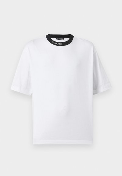 Λευκό κοντομάνικο T-shirt με μαύρο στρογγυλό γιακά και λευκή επιγραφή "LES BENJAMINS" στο μπροστινό μέρος του γιακά.