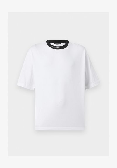 Λευκό κοντομάνικο T-shirt με μαύρο στρογγυλό γιακά και λευκή επιγραφή "LES BENJAMINS" στο μπροστινό μέρος του γιακά.