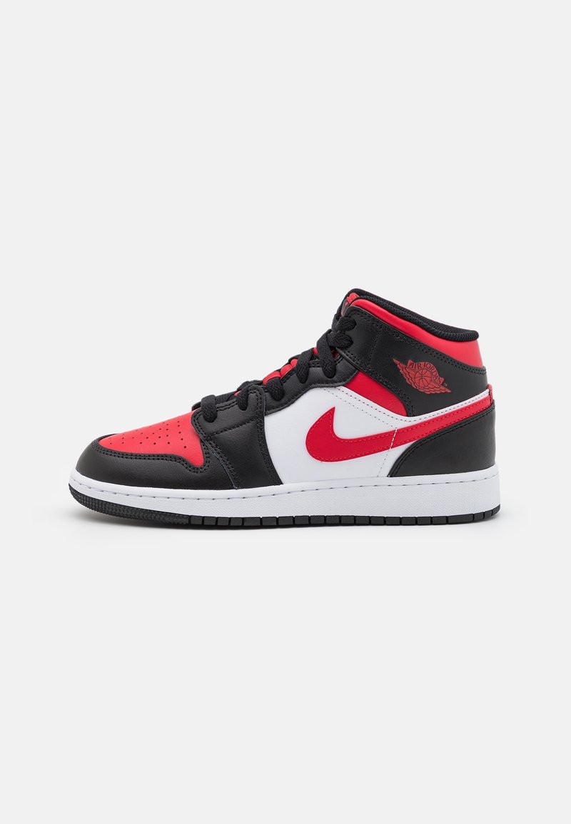 Basket Air Jordan 1 Mid en cuir noir, rouge et blanc avec le swoosh Nike rouge et des lacets noirs, vue de côté.