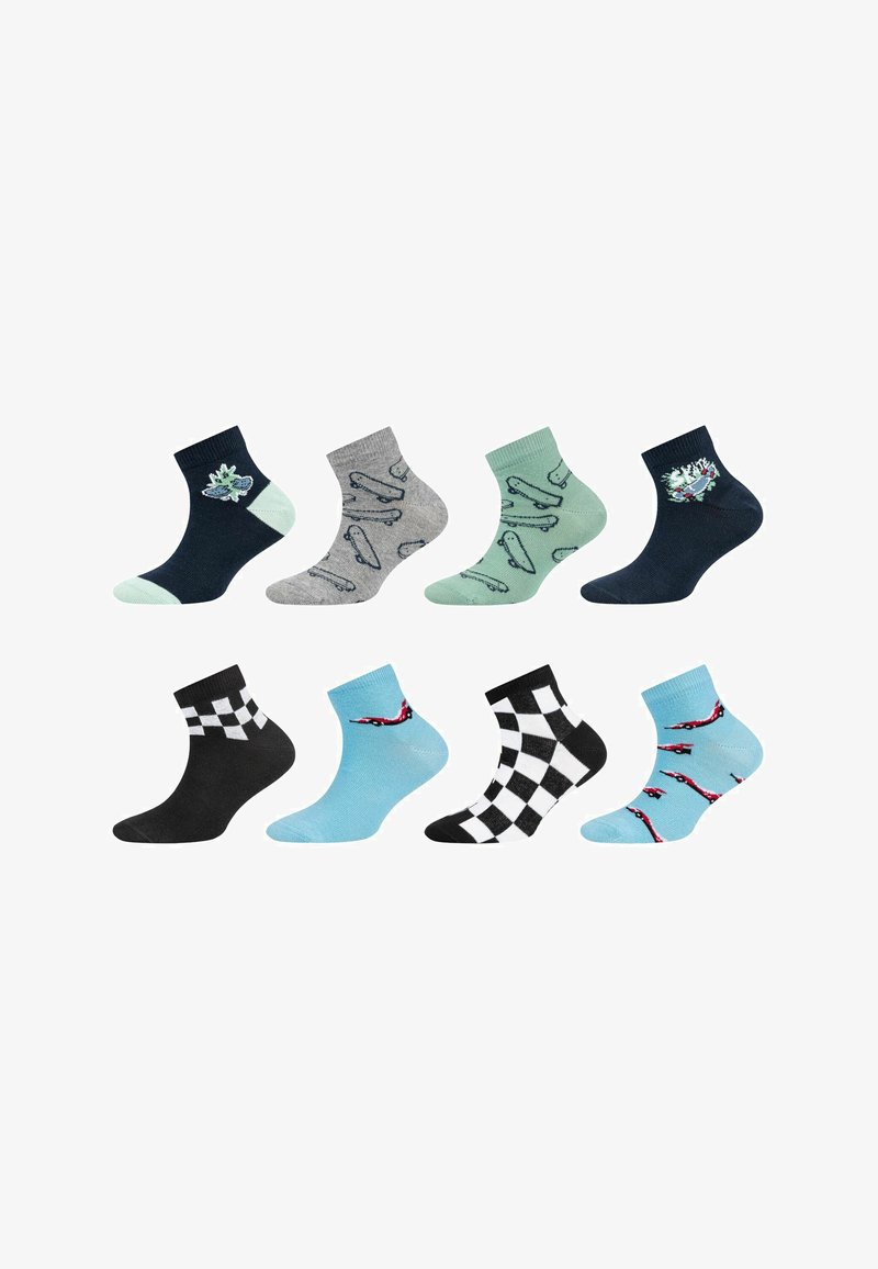 Acht bunte Knöchelsocken mit verschiedenen Mustern: Skateboards, Pflanzen, Schachbrettmuster und abstrakte rote Designs in zwei Reihen auf weißem Hintergrund.