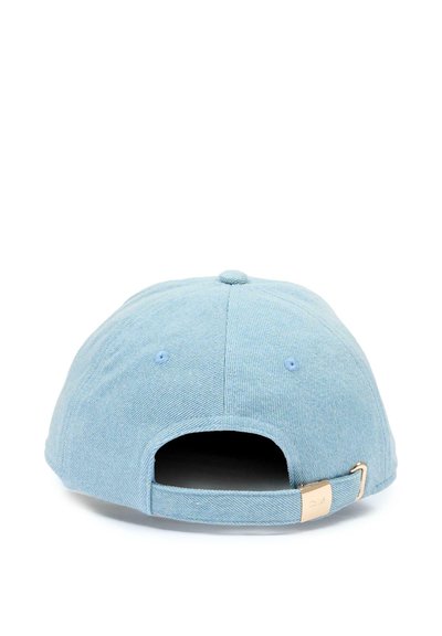Jasnoniebieska baseballówka z denimu, widziana od tyłu, z regulowanym paskiem zakończonym małą metalową klamrą.