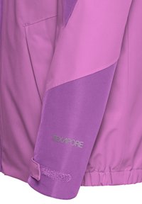 Veste rose et violette avec le logo Texapore. Matériau lisse et imperméable, dotée d'une bride velcro au niveau du poignet et d'une poche latérale.