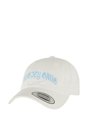 Hvid baseballcap med justerbar rem, prydet med "BIG ICY GANG" broderet i lys blå. Glat stof med en buet skygge.