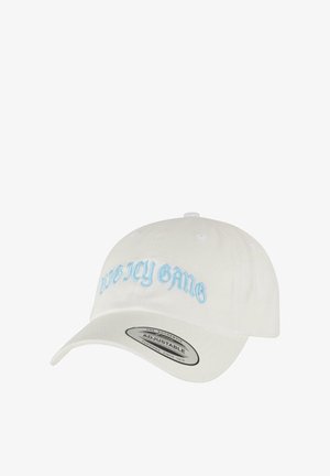 Hvid baseballcap med justerbar rem, prydet med "BIG ICY GANG" broderet i lys blå. Glat stof med en buet skygge.