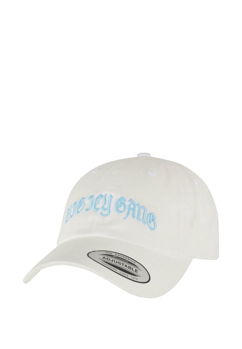 Hvid baseballcap med justerbar rem, prydet med "BIG ICY GANG" broderet i lys blå. Glat stof med en buet skygge.
