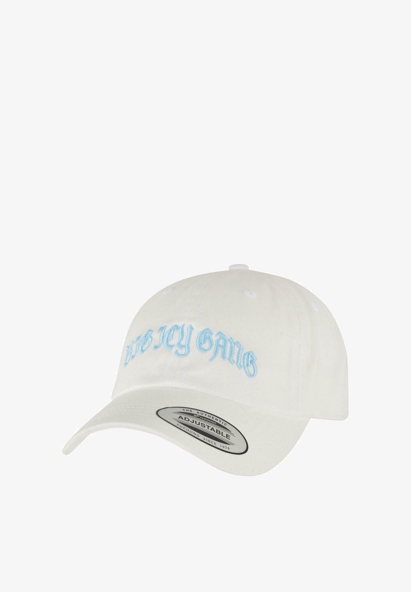 Hvid baseballcap med justerbar rem, prydet med "BIG ICY GANG" broderet i lys blå. Glat stof med en buet skygge.