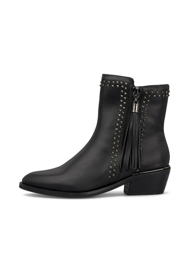 Botas negras de tobillo de cuero, con detalles de tachuelas, cremallera lateral, un adorno de borlas y un tacón bajo cuadrado.