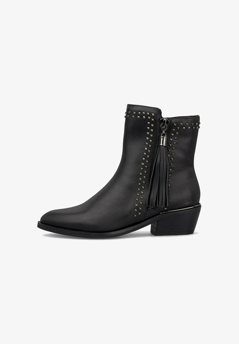 Botas negras de tobillo de cuero, con detalles de tachuelas, cremallera lateral, un adorno de borlas y un tacón bajo cuadrado.