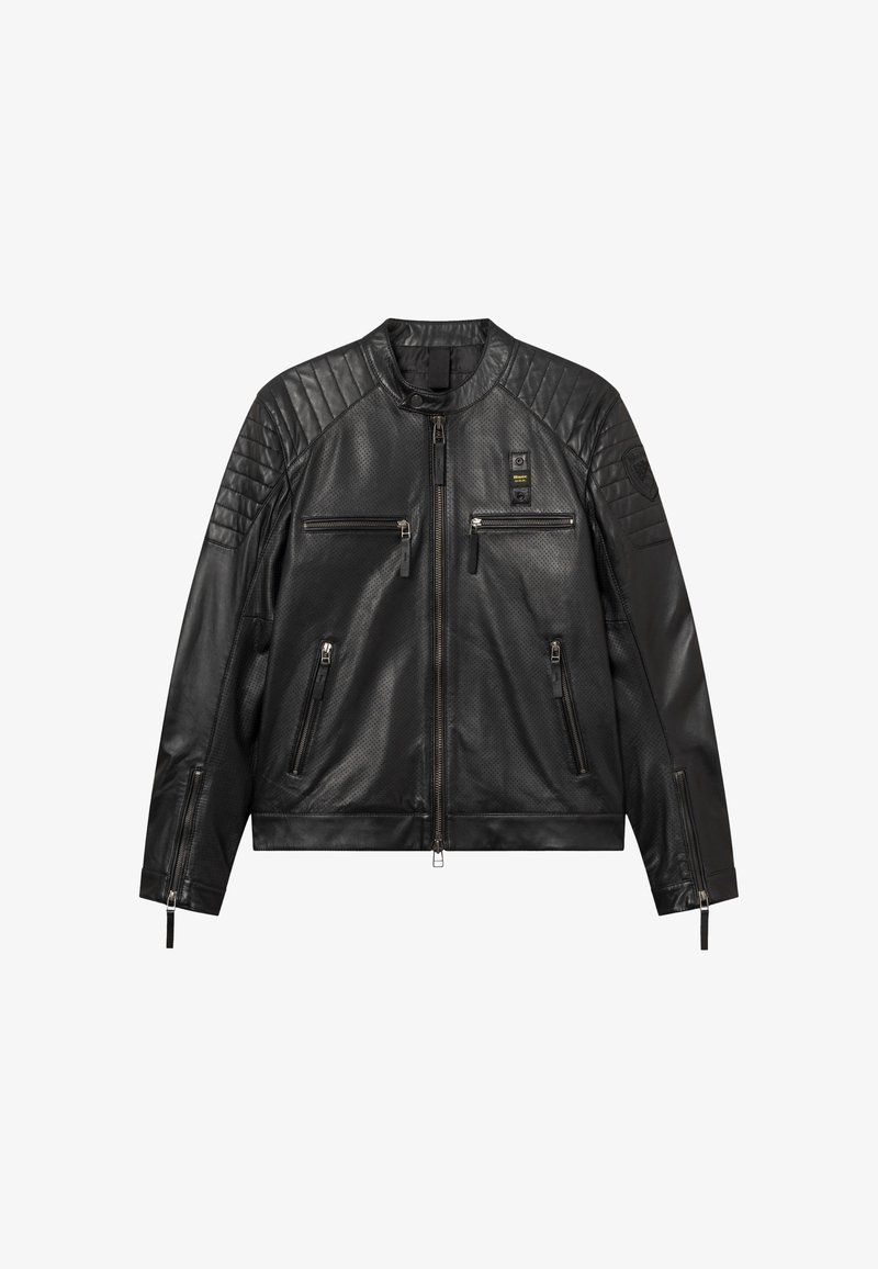 Zwarte leren motorjas met doorgestikte schouders, vier met rits afsluitbare zakken en een opstaande kraag met drukknoopsluiting.