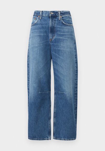 Weite blaue Denim-Jeans mit hoher Taille, klassischem Fünf-Taschen-Design und sichtbaren verstärkten Nähten entlang der Nähte.