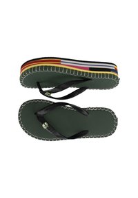 Czarne gumowe klapki z zieloną teksturowaną podeszwą, z dekoracyjnym przeszyciem na krawędzi i kolorowymi paskami wzdłuż podstawy. Akcentowy kamień na pasku.