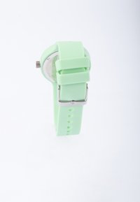 Reloj de silicona verde menta con una caja redonda y una hebilla plateada. Presenta una correa suave y un diseño de esfera minimalista.