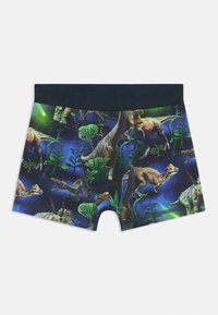 Dinosaurmønstrede boxershorts til drenge med en mørk marineblå talje, der viser forskellige dinosaurer og frodig grøn beplantning på en rummets baggrund.