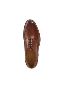 Chaussure habillée en cuir marron avec un design à bout ailé, des détails perforés sur le bout, cinq œillets et une texture lisse.