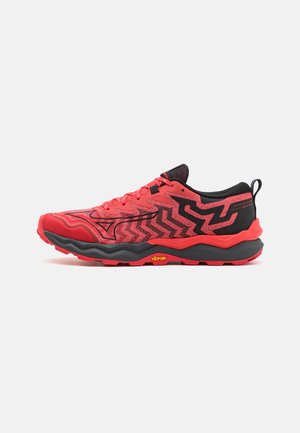 Zapatilla deportiva roja con una parte superior texturizada con patrones en zigzag negros, una suela acolchada y un brillante logo de vibram amarillo en la suela exterior.