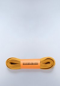 Lacci gialli in poliestere tessurizzato, avvolti ordinatamente e racchiusi con un'etichetta arancione che mostra "NAPAPIJRI" in caratteri neri.