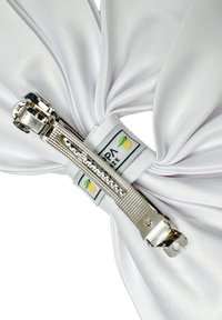 Weißes Satinband mit einem silbernen Reißverschluss in der Mitte, ausgestattet mit einem kleinen Etikett, das eine gelbe Zitronen-Grafik zeigt. Glatte Textur und glänzendes Finish.