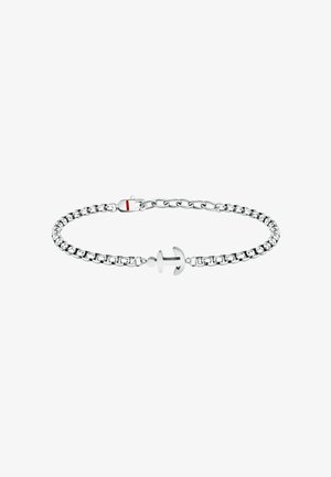 Bracciale in metallo argentato con design a catena, caratterizzato da un ciondolo a forma di ancora al centro e una chiusura con un accento rosso. Resistente e slanciato.