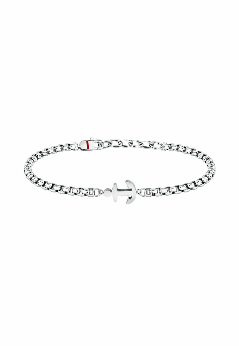 Bracciale in metallo argentato con design a catena, caratterizzato da un ciondolo a forma di ancora al centro e una chiusura con un accento rosso. Resistente e slanciato.