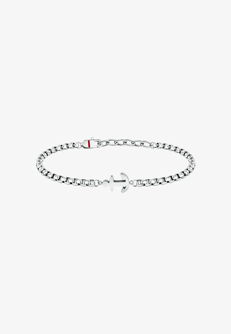 Bracciale in metallo argentato con design a catena, caratterizzato da un ciondolo a forma di ancora al centro e una chiusura con un accento rosso. Resistente e slanciato.