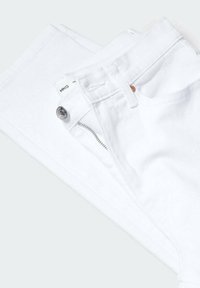 Jeans de mezclilla blanca con cremallera, cierre de botón y bolsillos frontales. La tela es suave con un ligero estiramiento.