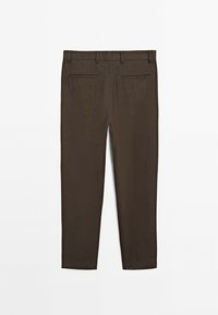Pantalon marron foncé, cintré, avec passants pour ceinture et deux poches passepoilées à l’arrière, présenté à plat de dos sur fond blanc.