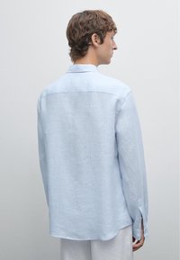 Massimo Dutti REGULAR FIT STRIPED - Camicia - light blue