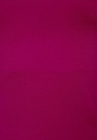 Fuchsiakleurige rekstof met een gladde textuur. Effen kleur zonder patronen of opvallende accenten. Ideaal voor kledingtoepassingen.