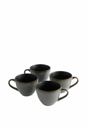 Vier graue keramische Kaffeetassen mit Griffen auf weißem Hintergrund angeordnet.