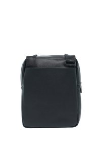 Zaino sintetico nero con una texture liscia, forma rettangolare, spalline regolabili e un sottile motivo in rilievo sul pannello frontale.
