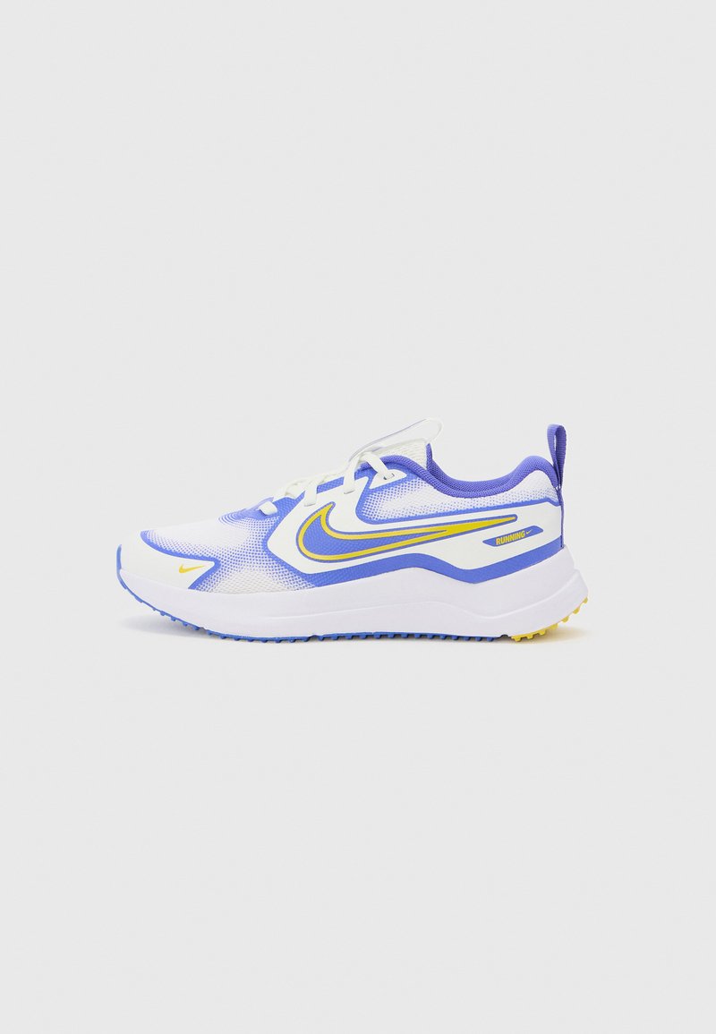 Scarpa da corsa Nike con tomaia in mesh bianco traspirante, accenti blu e gialli, colletto imbottito e suola in gomma testurizzata.