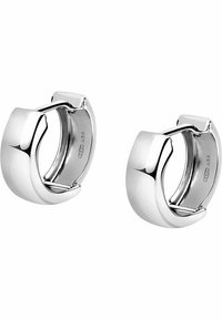 Silberne Creolen mit polierter Oberfläche, die ein glattes, abgerundetes Design und einen sicheren Verschlussmechanismus aufweisen.