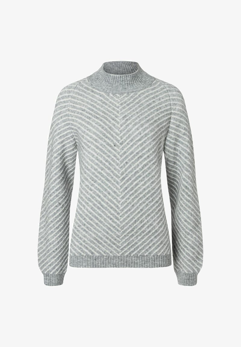 Grauer Pullover mit hohem Kragen, der ein Chevron-Muster in unterschiedlichen Breiten aufweist. Hergestellt aus weichem Material mit gerippten Bündchen und Saum.