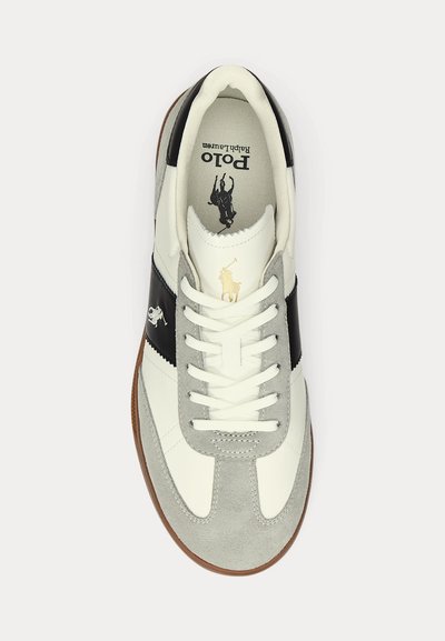 Pantof sport alb și gri cu dungi negre, talpă maro, șireturi și logo Polo Ralph Lauren pe limbă și pe lateral, văzut de sus.