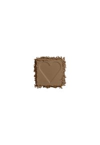 Poudre brune compacte dans une poêle carrée, présentant une forme de cœur imprimée sur une texture lisse, entourée de résidus de poudre libre.