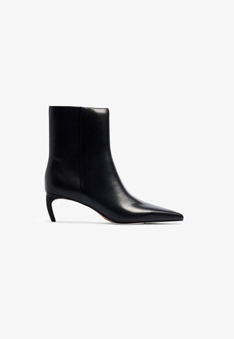 Črne usnjene gležnjarje s koničastim nosom in majhno, vitko peto. Gladka tekstura s sodobnim, minimalističnim oblikovanjem.
