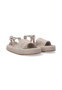 Beige Seil-Sandalen mit offenen Zehen, strukturiertem gewebtem Material und geknoteten Riemen für einen sicheren Sitz. Flache Sohle mit dezenten braunen Akzenten.