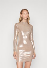 Μεταλλικό μπρονζέ φόρεμα μακρυμάνικο με εφαρμοστή σιλουέτα, σχέδιο με γιακά και διακριτική λεπτομέρεια λογότυπου στο στήθος. Λείο, γυαλιστερό υλικό.
