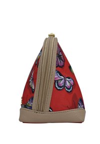 Rode driehoekige cosmetische tas met beige ritssluiting en bodem, versierd met kleurrijke vlinderprints.