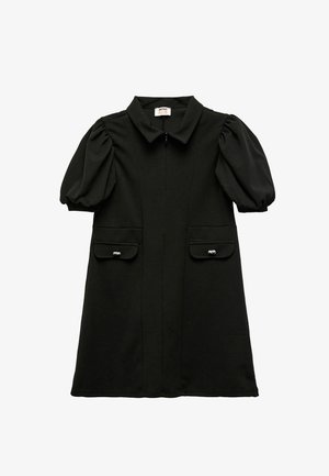 Vestido negro con cuello con solapa, mangas abullonadas y dos bolsillos frontales con acentos metálicos. Fabricado con una tela estructurada.