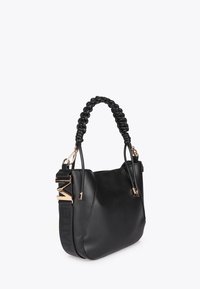Czarna skórzana torba na ramię z plecionym uchwytem i złotymi akcentami. Posiada boczny detal z perforowanymi zdobieniami oraz usztywnioną formę.