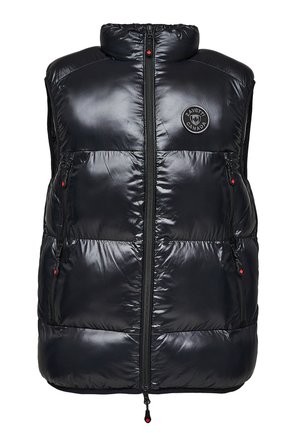 Czarna kamizelka puchowa z wysokim kołnierzem, z zamkiem błyskawicznym i dwiema bocznymi kieszeniami. Posiada okrągłą naszywkę z logo na klatce piersiowej. Gładka, błyszcząca tekstura.