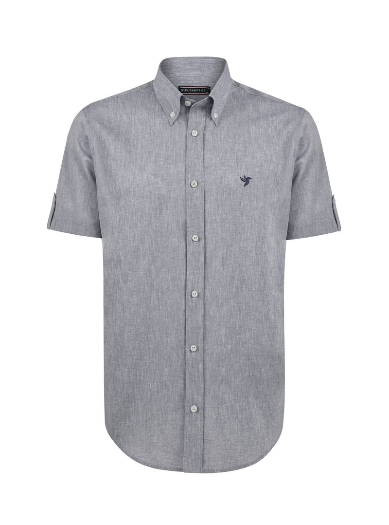 Camisa de manga corta con botones en tejido gris claro con una textura sutil. Presenta un pequeño logo azul oscuro en el pecho y un dobladillo redondeado.